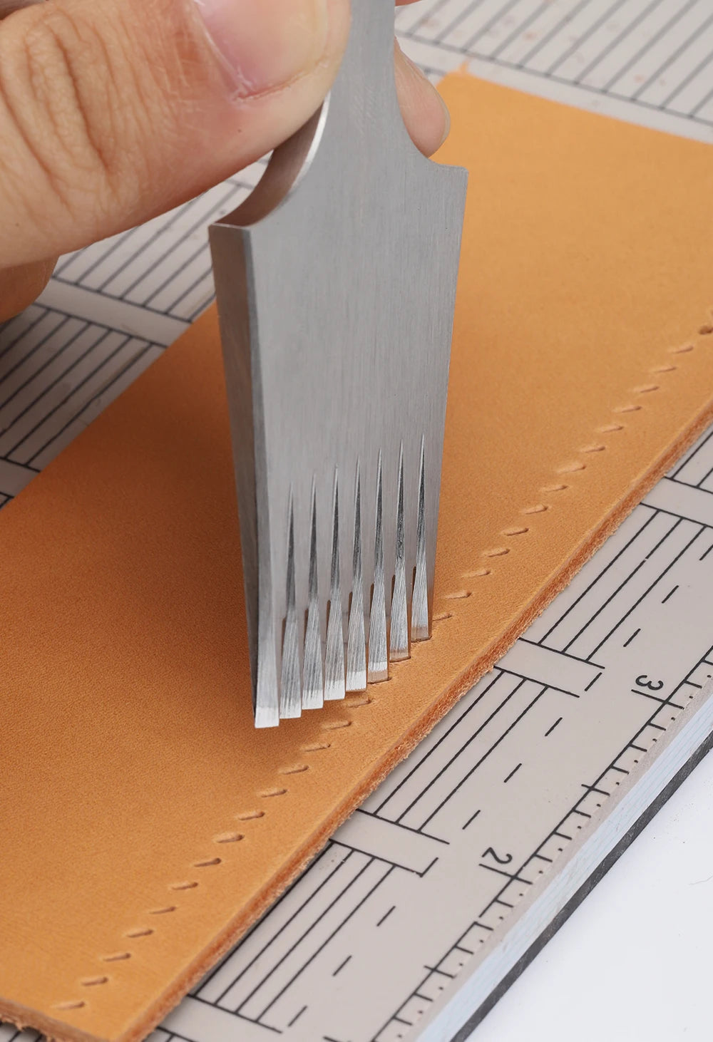 WUTA 1pc High Quality Sharp Leather Chisel French Style Pricking Iron /Polish-2.7/3.0/3.38/3.85mm